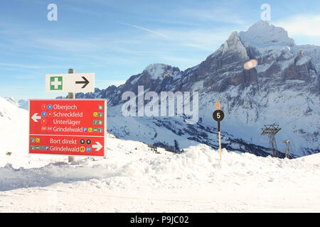 La signalisation routière pour les skieurs sur les pentes de Grindelwald d'abord en Suisse Banque D'Images