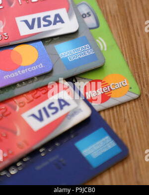 Vue générale d'une pile de cartes de crédit et de débit, y compris Mastercard, Visa et American Express Banque D'Images