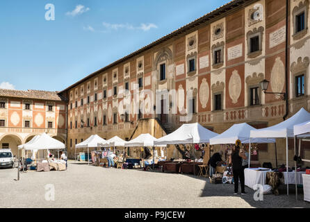 San Miniato, en Toscane, Italie. Les étals du marché de la Piazza della Repubblica, avec la façade de fresques du 18C Séminaire Épiscopal sur la droite Banque D'Images