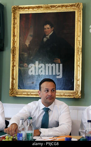 Retransmettre LA CORRECTION DATE Un Taoiseach Leo Varadkar se trouve en face d'un portrait de Daniel O'Connell à Derrynane House, Kerry, pour une réunion du cabinet du gouvernement. Banque D'Images