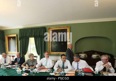 Retransmettre LA CORRECTION DATE Un Taoiseach Leo Varadkar (troisième à droite) à Derrynane House, Kerry, pour une réunion du cabinet du gouvernement. Banque D'Images