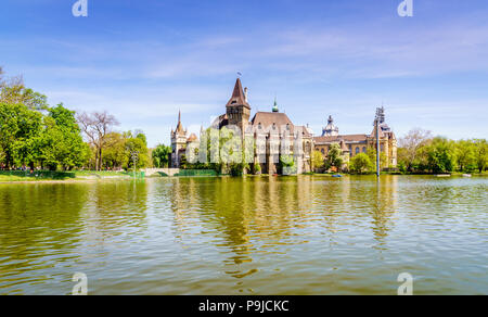 Vue sur le lac du château Vajdahunyad dans Budapest City Park Banque D'Images