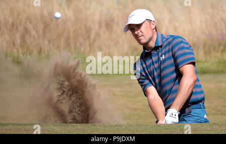 USA's Jordan Spieth plaquettes hors d'un bunker sur le 5ème au cours de l'aperçu jour 4 de l'Open Championship 2018 à Carnoustie Golf Links, Angus. Banque D'Images