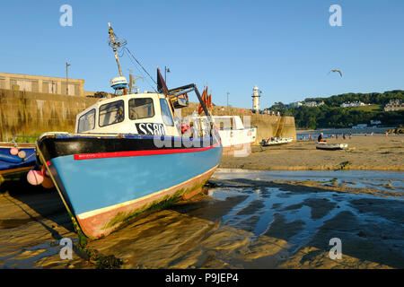 Bateau de pêche dans le port de St Ives en Cornouailles à marée basse Banque D'Images