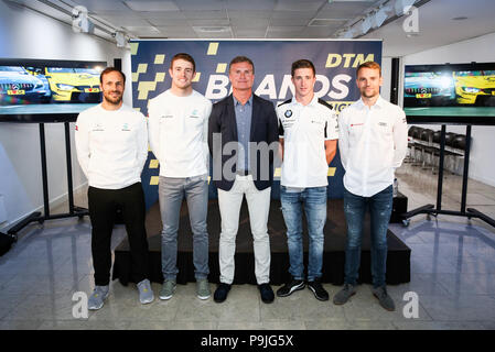 (Gauche-droite) Gary Paffett, Paul Di Resta, David Coulthard, Joel Eriksson et Jamie Green pendant l'activité de presse et la réception de la DTM au Hospital Club de Londres. APPUYEZ SUR ASSOCIATION photo. Date de la photo: Mercredi 18 juillet. 2017. L'ancien pilote de F1 et commentateur de Channel 4 David Coulthard célèbre le retour de la prestigieuse série de course DTM au Royaume-Uni après 5 ans d'absence. En course pour la première fois sur le circuit Grand Prix, le championnat DTM présentera des voitures de tourisme Audi, BMW et Mercedes-AMG qui se sont installées les unes contre les autres sur les virages de l'emblématique circuit Brands Hatch Banque D'Images