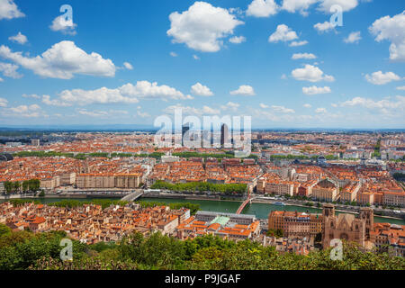 Cathédrale Saint Jean Baptiste et la ville de Lyon au printemps, France Banque D'Images