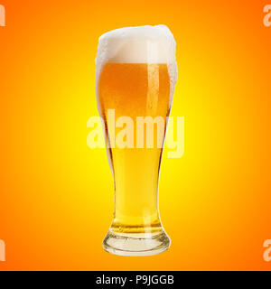 Verre de bière froide avec mousse, chemin de détourage, les bulles dans un verre, sur fond orange abstrait, isolé Banque D'Images