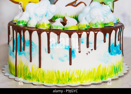 Lumineux et modernes pour les enfants gâteau à la meringue et d'épices, en vue de la nature sur un fond clair Banque D'Images