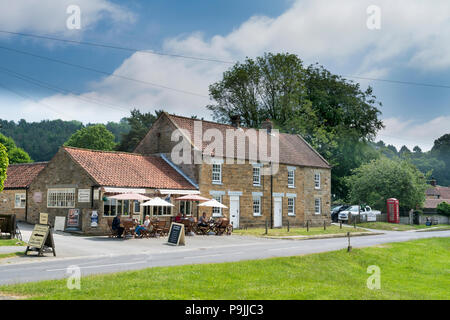 Les visiteurs appréciant la Forge Les salons de thé dans la région de Hutton Le Hole sous le soleil d'été. Banque D'Images