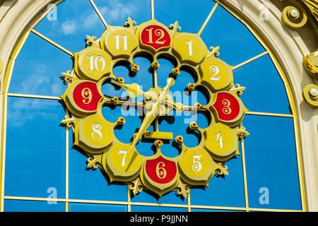 Horloge sur la façade ornementée de brique jaune, Banque D'Images