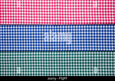 Un ensemble de serviettes dans une cage de couleur, rouge, bleu, vert Banque D'Images