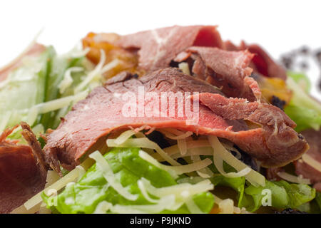 Une salade de viande avec un rôti de bœuf, champignons, légumes et fromage sur Banque D'Images