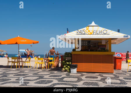 Kiosques sur la plage d'Ipanema, Rio de Janeiro, Brésil Banque D'Images
