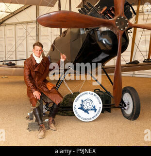 L'homme dans une période uniforme de pilotes posent par un Royal Aircraft Factory B.E.2,sur l'affichage à Horse Guards Parade, dans le cadre de la RAF100 Centenaire Banque D'Images