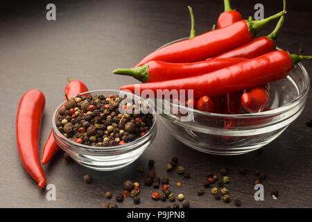 Bouquet de matières red hot chili pepper et le poivron sur une woode Banque D'Images