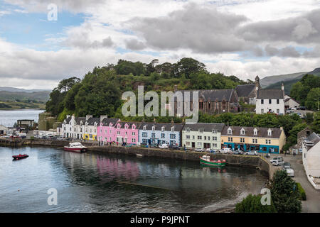 Port avec rangée de maisons, Portree, Isle of Skye, Hébrides intérieures, Ecosse, Royaume-Uni Banque D'Images