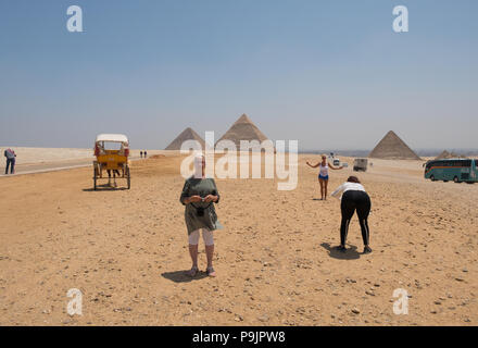 Les touristes à des pyramides de Giza, Egypte Banque D'Images