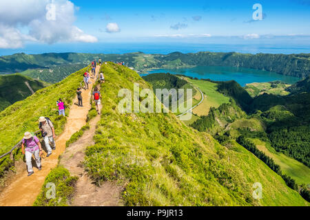 Les touristes à un point de vue sur Sete Cidades, deux lacs et un village dans le cratère d'un volcan dormant sur l'île de Sao Miguel, Açores Banque D'Images