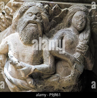 Neptune et une sirène femme peignant ses cheveux', détail d'un chapiteau dans le cloître du monastère… Banque D'Images