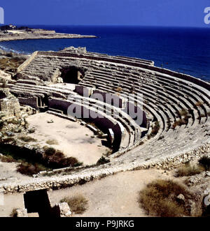 Vue de l'amphithéâtre de Tarragone, la mer en arrière-plan. Banque D'Images