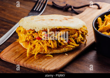 Petit-déjeuner sud-américain typique, arepa avec poulet rôti sur la table Banque D'Images