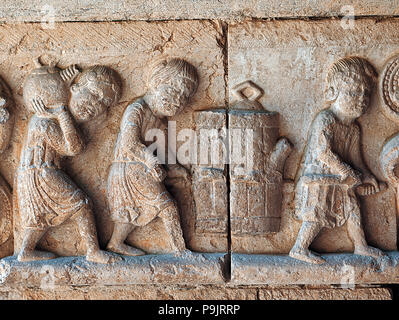 Cloître de la cathédrale de Gérone, décoration d'une frise d'une imposte représentant le vin ha… Banque D'Images