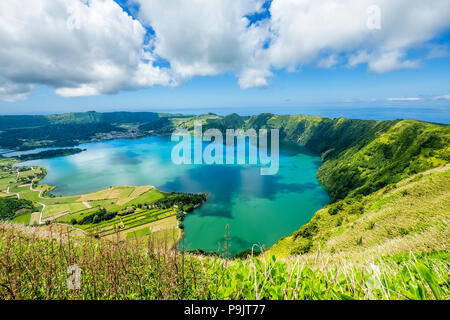 Sete Cidades, deux lacs et un village dans le cratère d'un volcan dormant sur l'île de Sao Miguel, Açores Banque D'Images