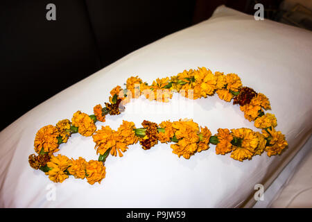 Guirlande de fleurs indiennes d'honneur invités sur un oreiller dans un hôtel à New Delhi, Delhi, Inde Banque D'Images