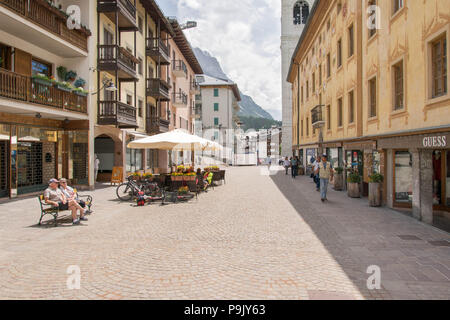 L'Europe, Italie, Vénétie, Cortina d'Ampezzo - centre-ville, la rue Corso Italia Banque D'Images