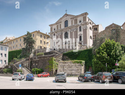 L'Europe, l'Italie, Trieste - Basilica di San Silvestro et Chiesa di Santa Maria Maggiore à Trieste, vue de la Via del Teatro Romano. Banque D'Images