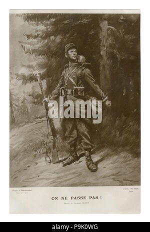 Carte postale historique français : soldat d'infanterie dans la pleine vitesse avec fusil à baïonnette, avec des sacs de la cartouche à l'arrière-plan de la forêt. France Banque D'Images