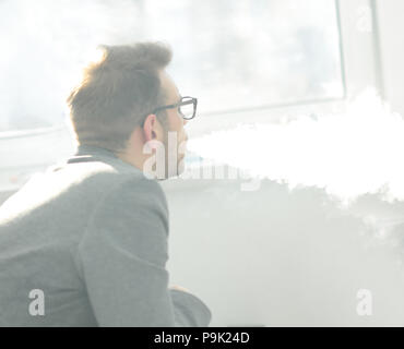 Close up.man avec une cigarette pendant une pause-café. Banque D'Images