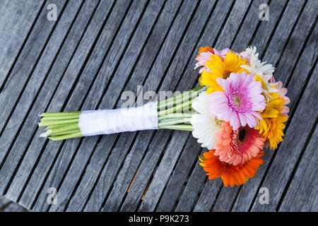 Bouquet de chrysanthèmes couché sur banc Banque D'Images