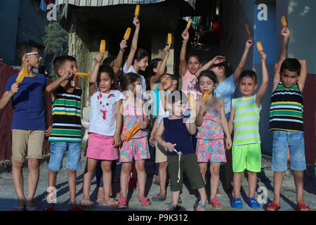 Les enfants palestiniens du camp de réfugiés de Ein el-Hilweh, dans le sud du Liban est en train de manger des glaces et se sentir heureux malgré les épreuves de sa vie. Banque D'Images