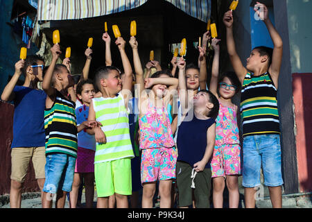 Les enfants palestiniens du camp de réfugiés de Ein el-Hilweh, dans le sud du Liban est en train de manger des glaces et se sentir heureux malgré les épreuves de sa vie. Banque D'Images