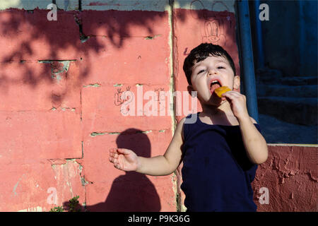 Les enfants palestiniens du camp de réfugiés de Ein el-Hilweh, dans le sud du Liban est en train de manger des glaces et se sentir heureux malgré les épreuves de sa vie. Banque D'Images