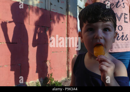 Les enfants palestiniens du camp de réfugiés de Ein el-Hilweh, dans le sud du Liban est en train de manger des glaces et se sentir heureux malgré les épreuves de sa vie. Banque D'Images