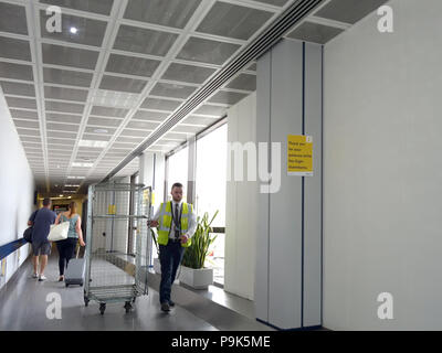 Travailleur de l'aéroport sur les vols à Manchester Aéroports Terminal 3 Banque D'Images