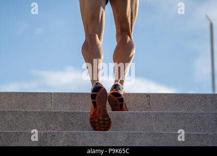 Runner homme exécuté sur escaliers en milieu urbain formation sport ville jeune homme jogger l'entraînement des athlètes et l'entraînement à l'extérieur de la ville en fait. Exercisin et remise en forme Banque D'Images