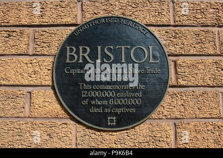 BRISTOL : Patrimoine non autorisée d'une plaque commémorant l'esclavage transatlantique au cours de la traite atlantique. Banque D'Images