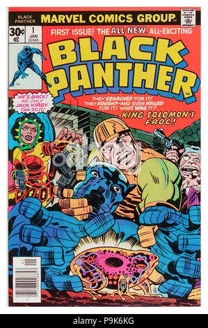 'Black Panther' Marvel Comics Numéro 1 publié le 10 janvier 1977 Art et histoire par Jack Kirby (1917-1994). Le Black Panther aide Abner peu récupérer la grenouille du roi Salomon pour découvrir qu'il s'agit d'une machine à remonter le temps ! Banque D'Images