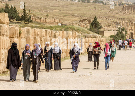 JERASH, JORDANIE - 25 avril 2016 : Youn g femme sur girl's day à l'entrée de Jerash (Jordanie) Banque D'Images