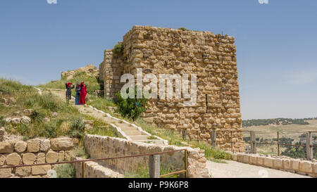 KARAK, JORDANIE - le 26 avril 2016 : trois jeunes filles habillé coloré affichage du forstress de Karak en Jordanie Banque D'Images