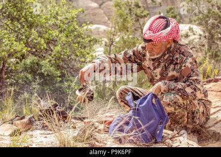 La réserve naturelle de DANA, en Jordanie - 27 avril 2016 : guide de l'Arabe dans la région de Dana réserve nationale en Jordanie la préparation du thé sur un feu ouvert Banque D'Images