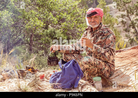 La réserve naturelle de DANA, en Jordanie - 27 avril 2016 : guide de l'Arabe dans la région de Dana réserve nationale en Jordanie la préparation du thé sur un feu ouvert Banque D'Images