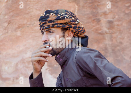 Le désert de Wadi Rum, JORDANIE - 30 avril 2016 : l'homme bédouin dans le Wadi Rum fumer une cigarette Banque D'Images