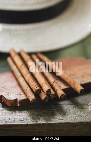 Cigares sur table en bois vintage Banque D'Images