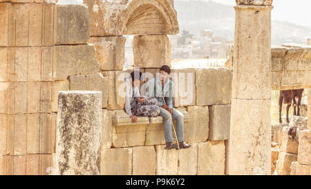 JERASH, JORDANIE - 25 avril 2016 : deux gardiens de chèvres se cachant dans la Banque D'Images