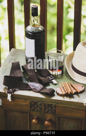 Ensemble masculin : les cigares, le whisky, hat, bretelles sur une table en bois vintage Banque D'Images