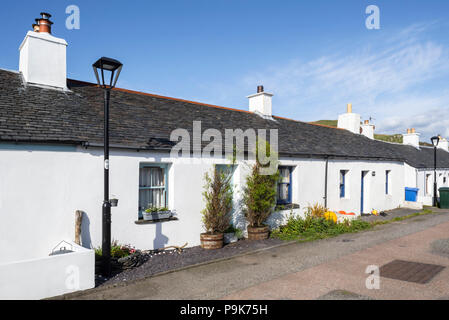 Rangée de travailleurs harled-blanc cottages en ardoise ancien village minier Ellenabeich sur l'île de Seil, Argyll and Bute, Ecosse, Royaume-Uni Banque D'Images